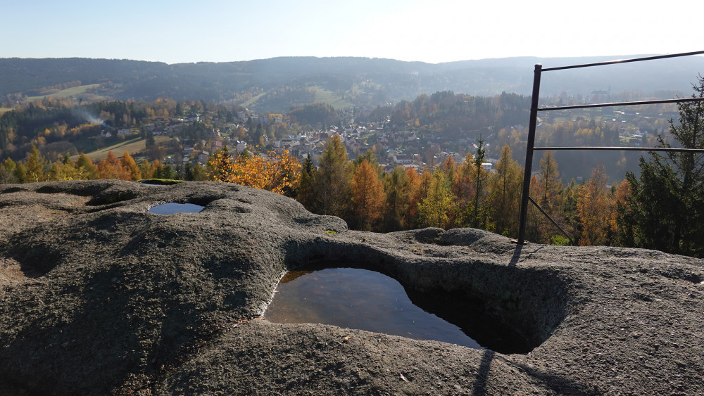 Pohled z vrcholu je okořeněný celou řadou čertovských tůněk a nabízí především pohled na panorama Smržovky a údolí Tanvaldu.