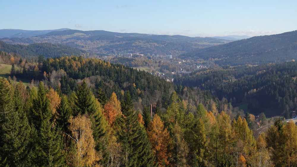 Pohled z vrcholu směrem k Tanvaldu.