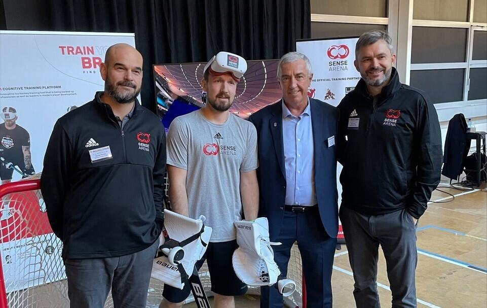 Sense Arenu si vyzkoušel i nově zvolený prezident IIHF Luc Tardif (druhý zprava)