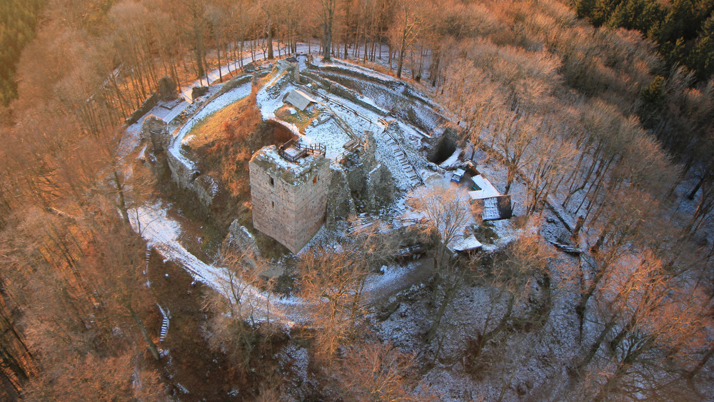 Na letecké fotografii je i dnes jasně patrné, že Kumburk má pro naše území netypické koncentrické uspořádání. (Foto: Zdeněk Fiedler, Wikimedia Commons)