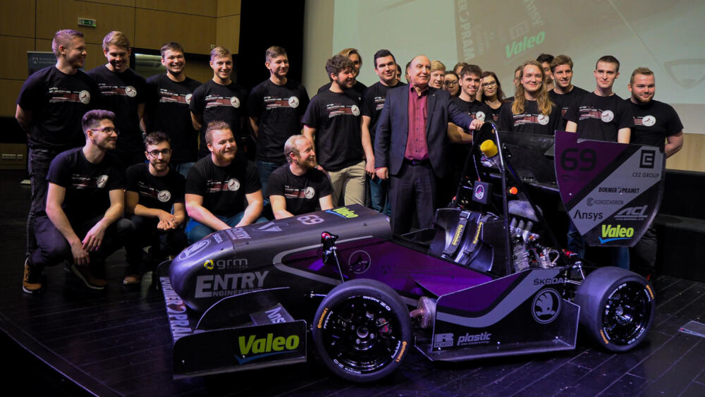 Úspěšnou závodní sezonu popřál týmu FS TUL Racing děkan fakulty strojní Petr Lenfeld. Foto: Adam Pluhař, TUL