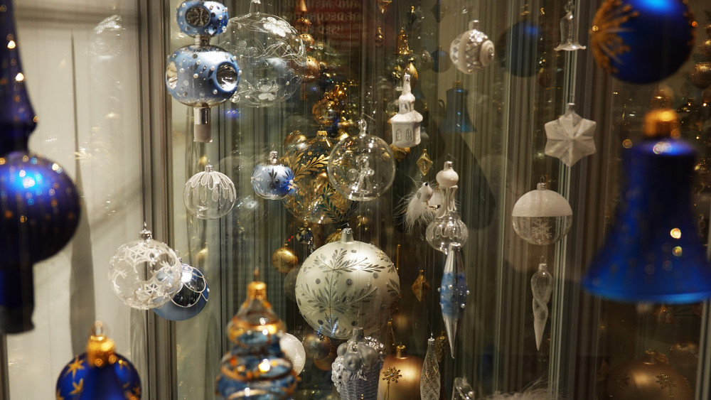 Z loňské kolekce GLASSORu na tradiční výstavě vánočních ozdob v jabloneckém muzeu.
