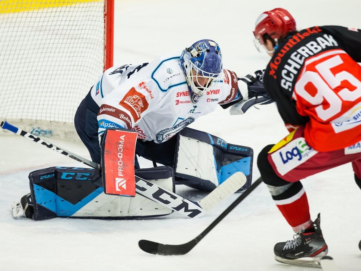 Petr Kváča zasahuje proti hradeckému Ščerbakovi. Foto: Stanislav Souček