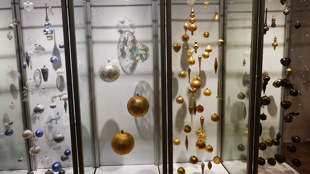 GLASSOR nabízí největší komerčně vyráběné ručně foukané vánoční koule na světě (2. vitrína zleva).