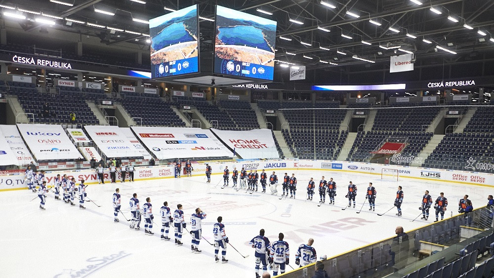 Podobné snímky vejdou do dějin hokeje. Extraligová utkání bez diváků... Foto: www.hcbilitygri.cz
