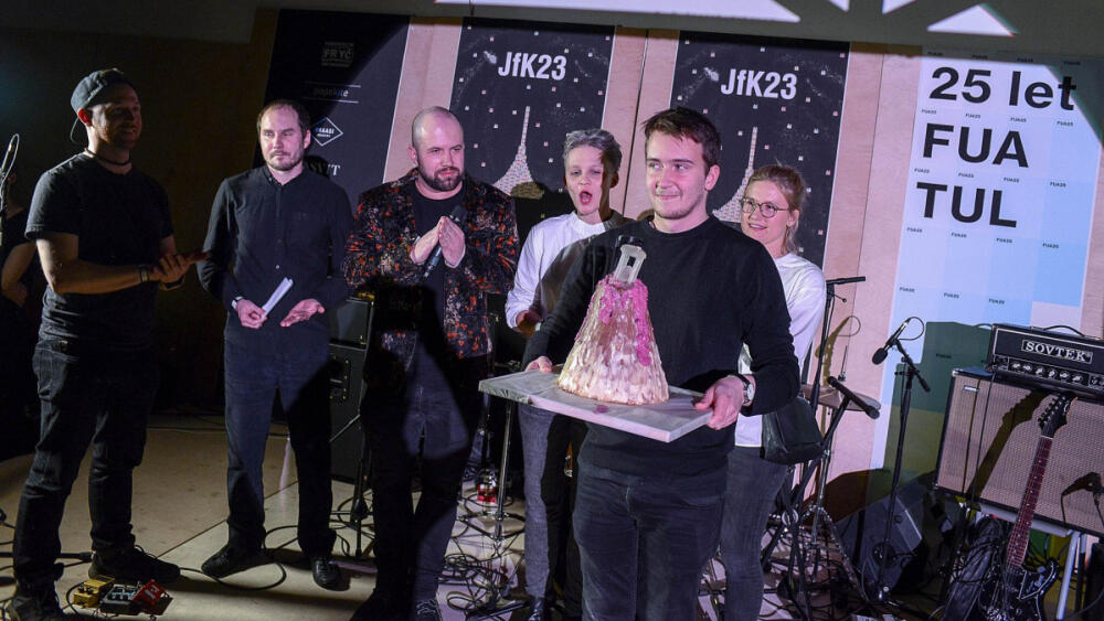 Tobiáš Hrabec si v roce 2020, kdy Fakulta umění a architektury TUL slavila výročí 25 let od založení, odnesl studentskou cenu Ještěda f kleci. Foto: Roman Dobeš
