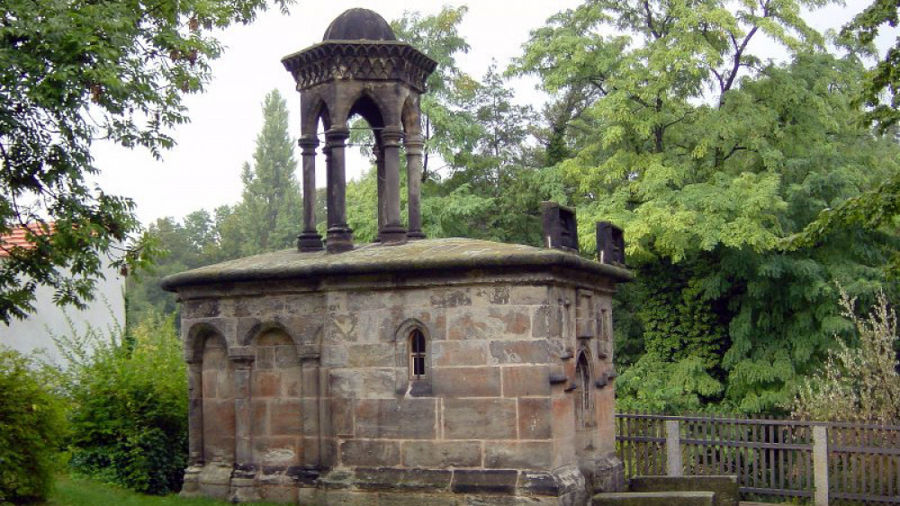 Kaple, navržená Johannem Josephem Kunzem, je zmenšenina Božího hrobu ve Zhořelci (na fotografii), dokončeného roku 1504, pro změnu jako menší verze Božího hrobu v Jeruzalémě. (Foto: Wikimedia Commons, autor ProfessorX)