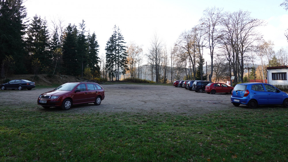 Neplánujete-li návštěvu Špičky jako součást delšího výletu, je ideálním výchozím bodem parkoviště v Horním Tanvaldu.