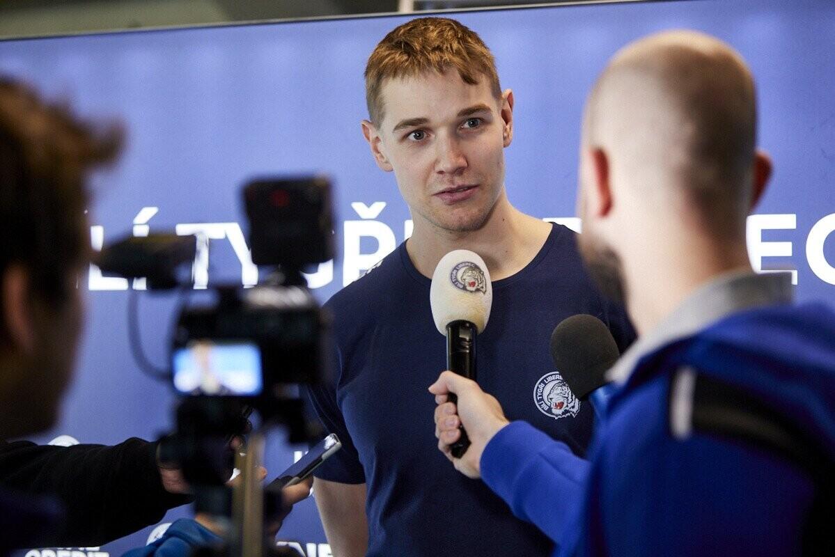 Adam Klapka před novináři, foto: www.hcbilitygri.cz
