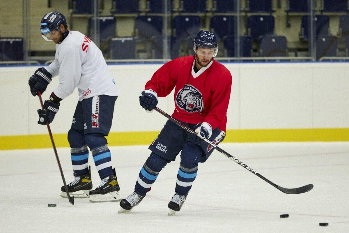 Poprvé se s týmem sešel také Uvis Janis Balinskis (vpravo), foto: www.hcbilitygri.cz