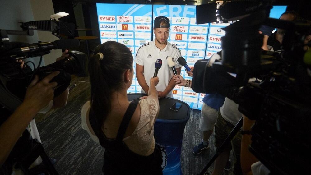 Petr Kváča s novináři, foto: www.hcbilitygri.cz.