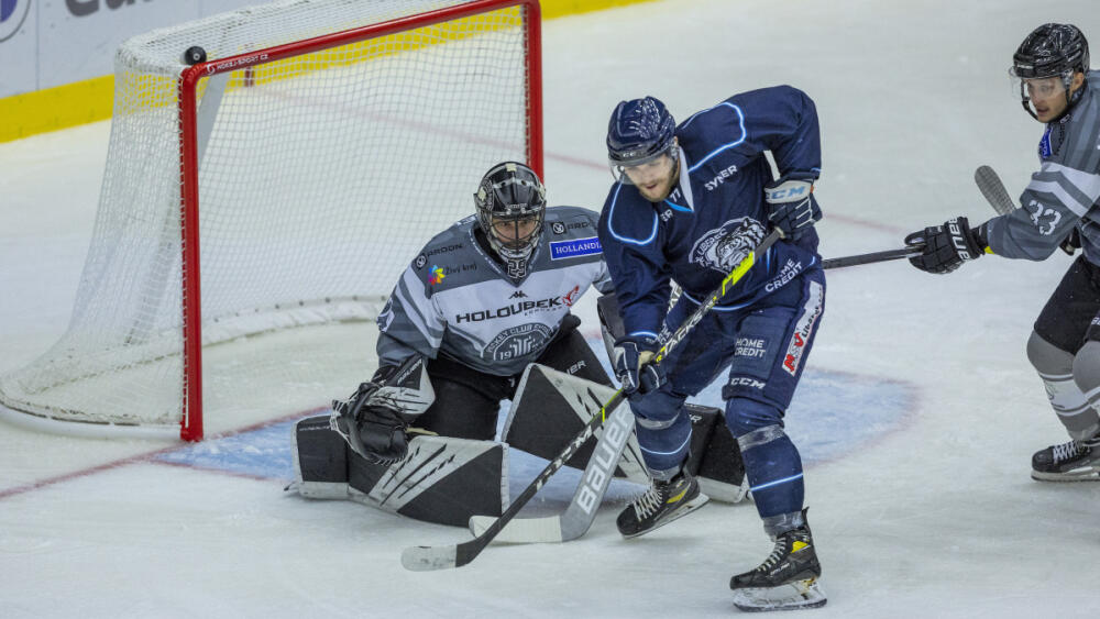 Martin Faško-Rudáš před karlovarskou brankou, foto: www.hcbilitygri.cz