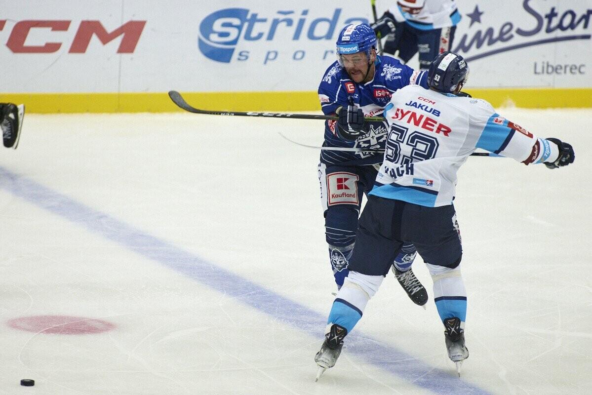 Jaroslav Vlach v tvrdém souboji, foto: www.hcbilitygri.cz