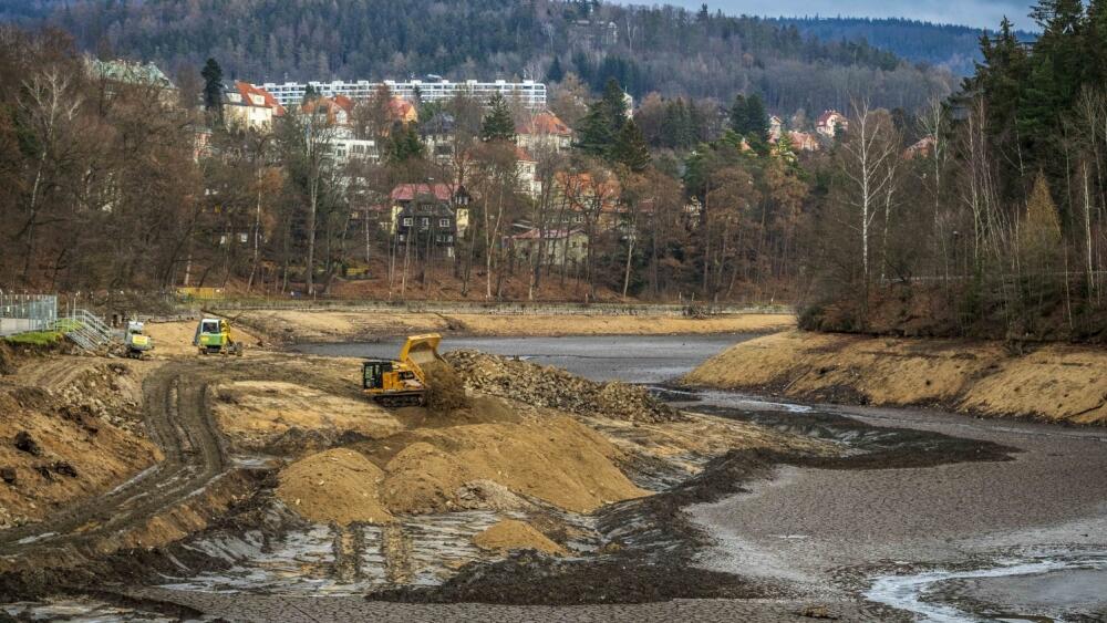 Přehrada Harcov je kvůli rekonstrukci hráze a odbahnění dna vypuštěná, foto: Artur Irma