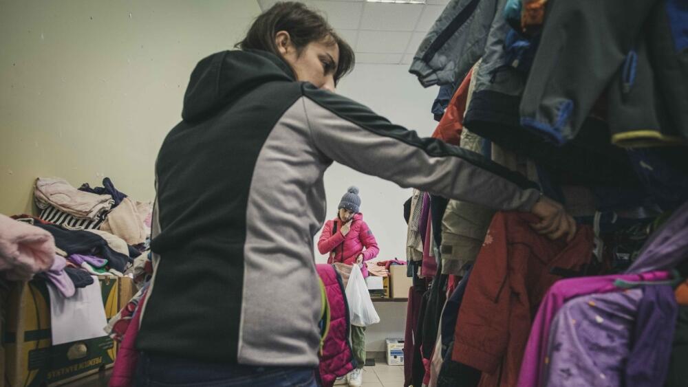 Šatník pro uprchlíky z Ukrajiny, foto: Artur Irma