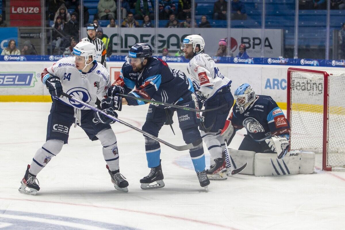 Petr Kolmann v souboji před Petrem Kváčou. Foto: Milan Podpera