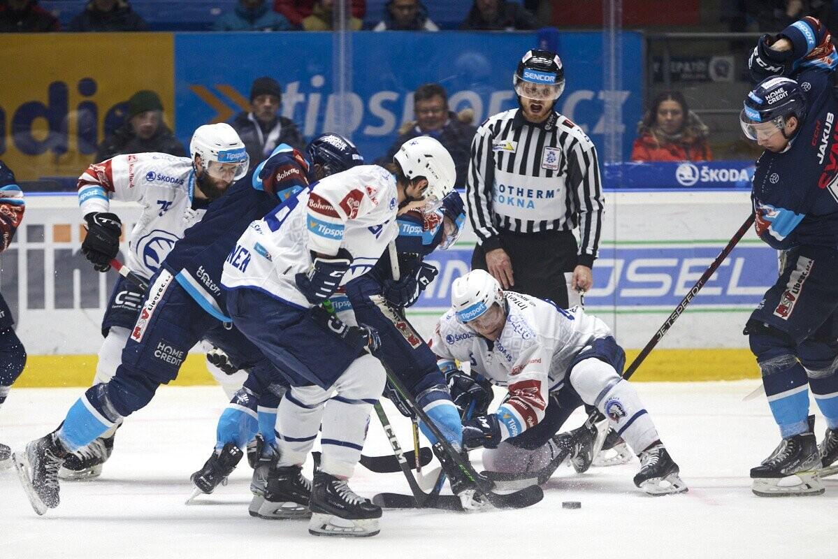 I ve čtvrtém předkole se bojovalo o každý centimetr ledu, foto: www.hcbilitygri.cz