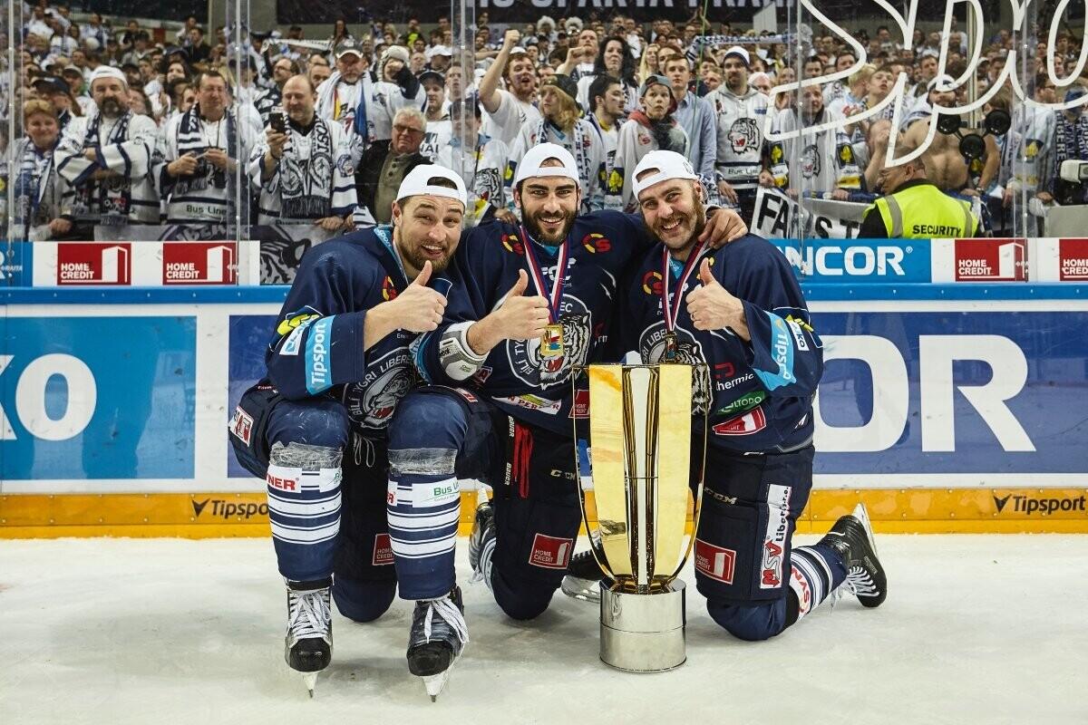 Lukáš Krenželok, Petr Jelínek a Jan Výtisk s mistrovským pohárem, foto: www.hcbilitygri.cz