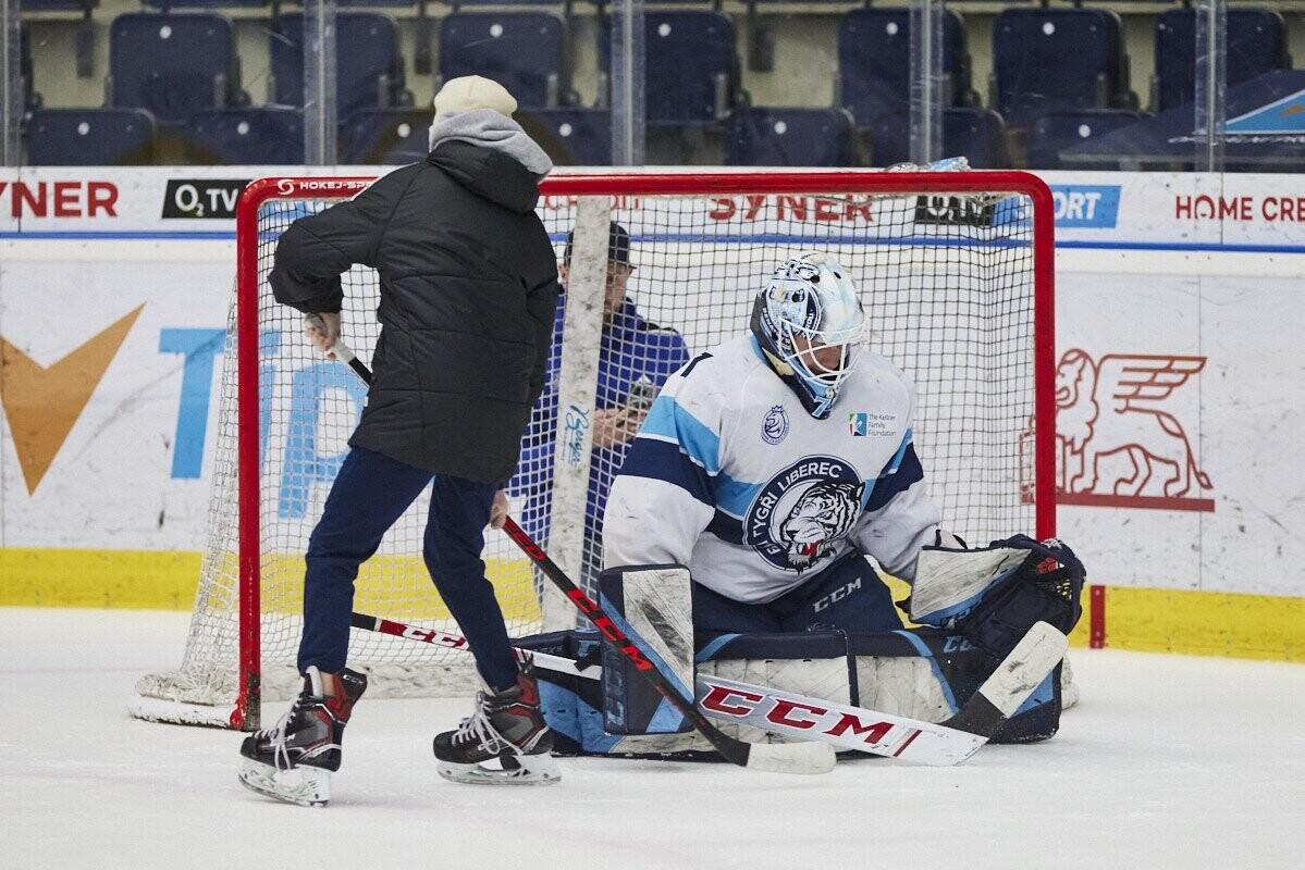 Ferdinand Macourek bránící nájezdy fanoušků, foto: www.hcbilitygri.cz