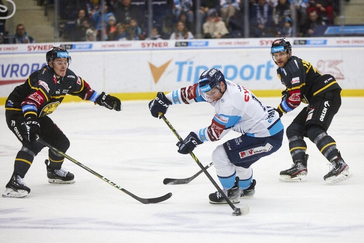 Jakub Rychlovský probíjející se soupeřovou obranou, foto: www.hcbilitygri.cz