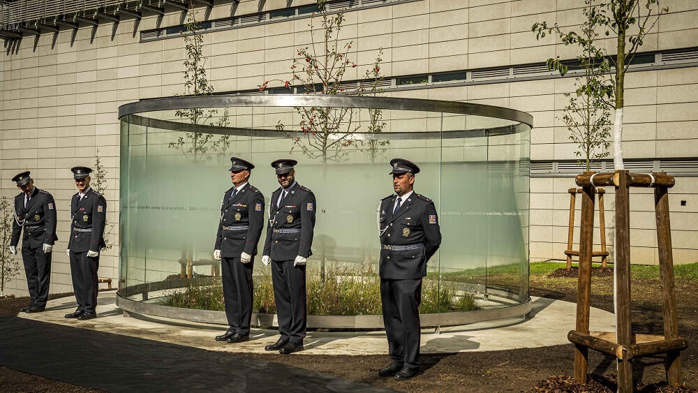 Slavnostní odhalení netradičního památníku zemřelým policistům v září 2022, foto: Artur Irma