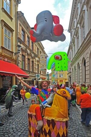 Průvod k zahájení festivalu