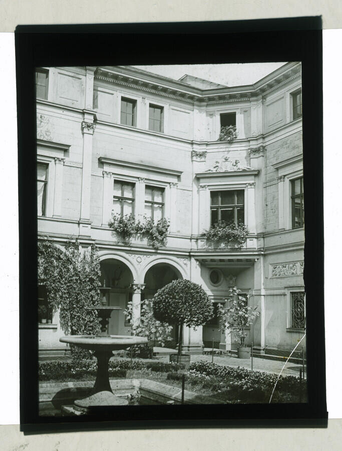 Adolf Gahler 1911, Vnitřní dvůr vily Joh. Liebiega ml., diapozitiv