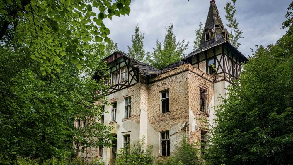 Zchátralý zámeček v Machníně, foto: Artur Irma