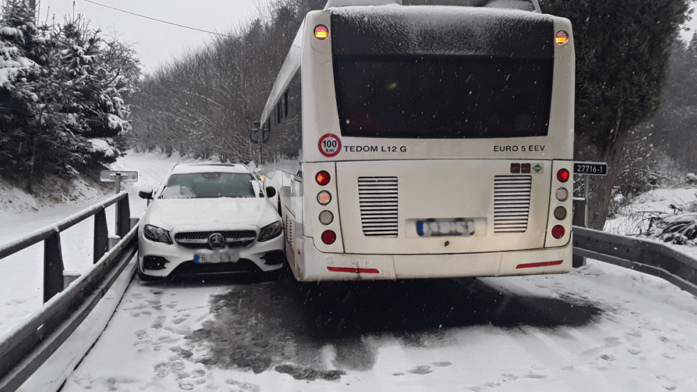 Nehoda autobusu s osobním automobilem v Českém Dubu