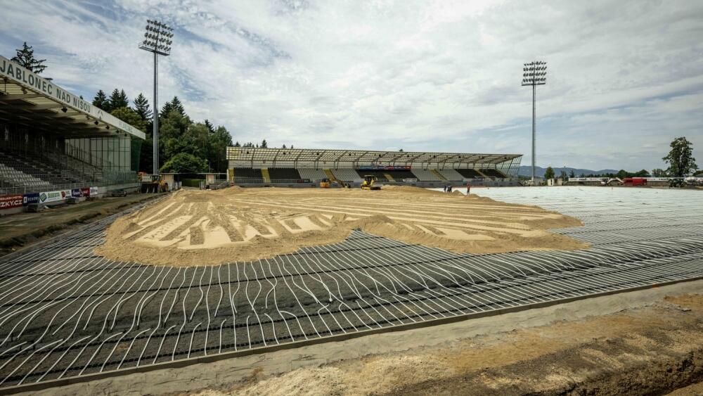 Fotbalové hřiště na Střelnici v Jablonci při rekostrukci, foto: Artur Irma