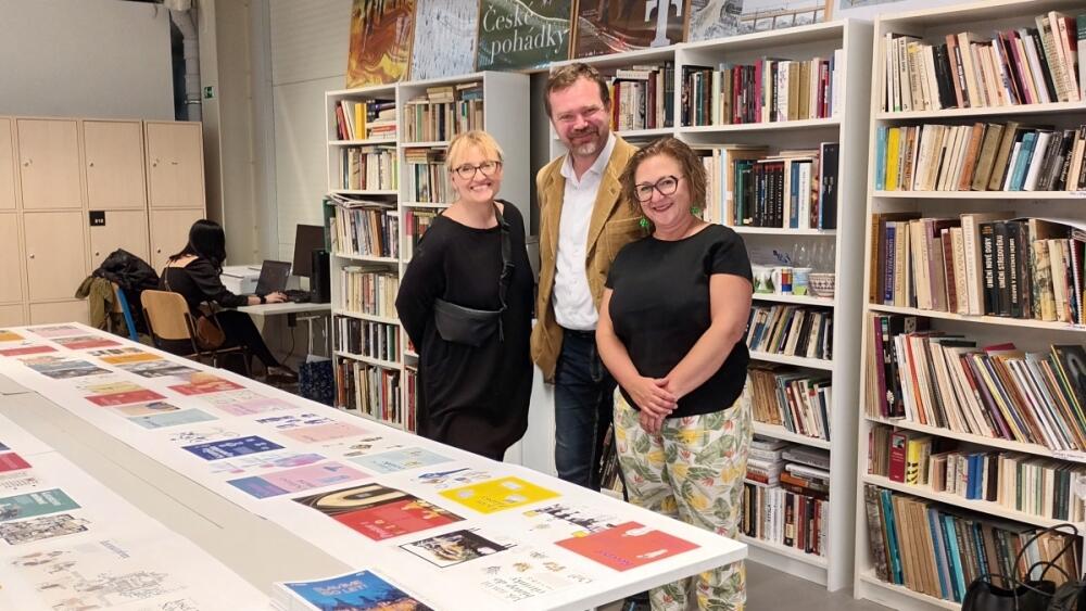Zástupci libereckého muzea na pracovní návštěvě na Sutnarce v Plzni. Zleva Renáta Fučíková, vedoucí Ateliéru didaktické ilustrace, Jiří Křížek, ředitel