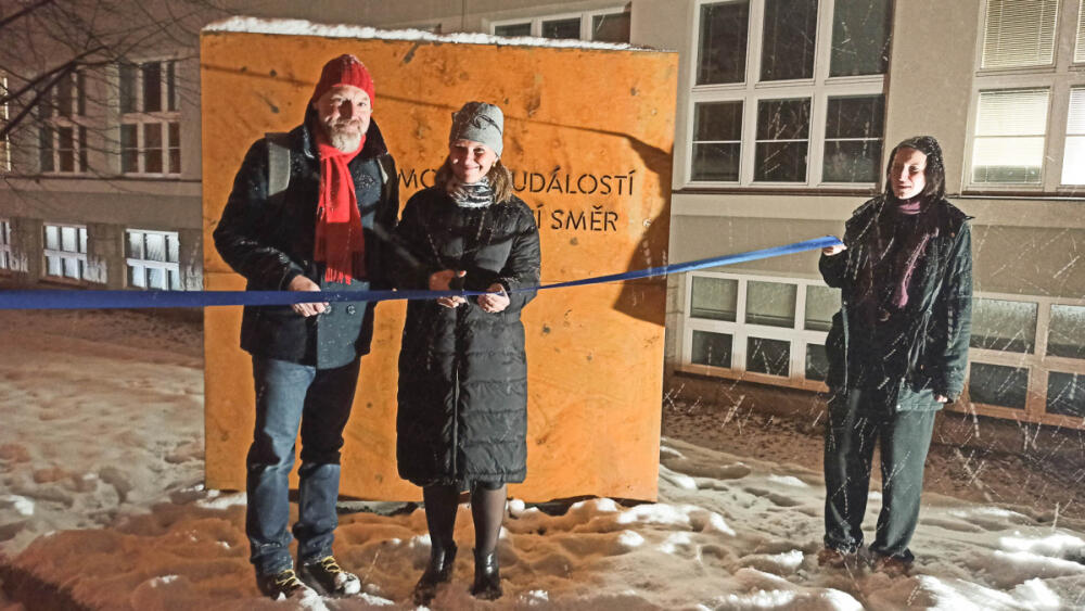 Slavnostní odhalení umělecké instalace. Zleva: kurátor Michal Koleček, prorektorka Lenka Burgerová a proděkanka Fakulty přírodovědně-humanitní a pedagogické TUL Zuzana Pechová. Foto: Ilona Sovová