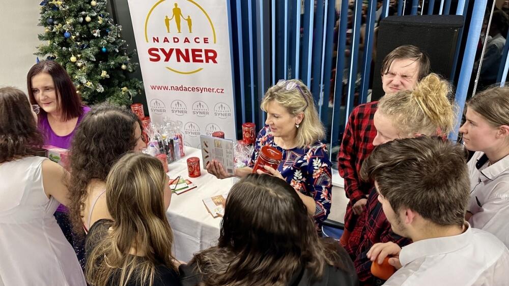 Na SOŠ Jablonecká Nadace SYNER přispěla na pořízení dárků, aby se na každého dostalo