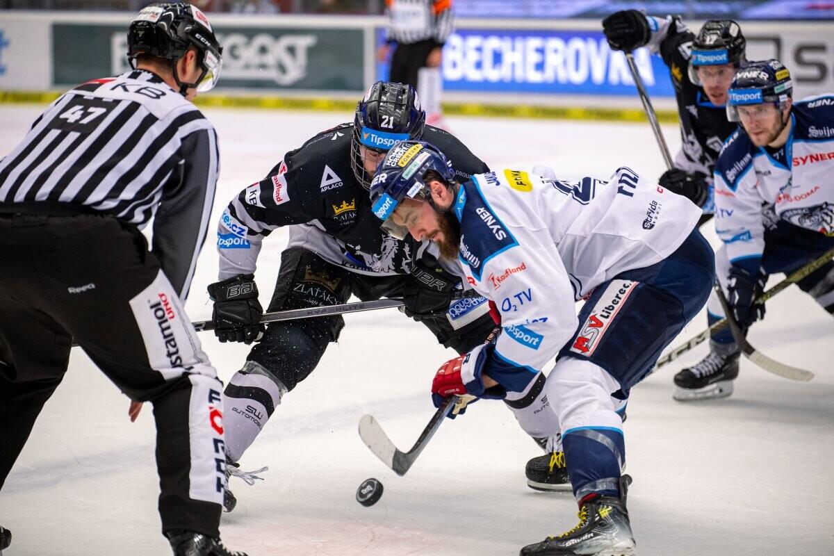 Úspěšnost Tomáše Filippi na buly překročila v Karlových Varech 60 procent, foto: www.hcbilitygri.cz