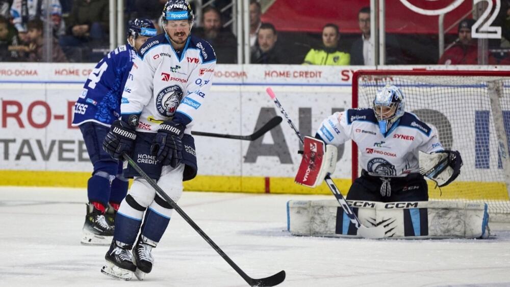 Obranný zákrok Lukáše Dernera, foto: www.hcbilitygri.cz