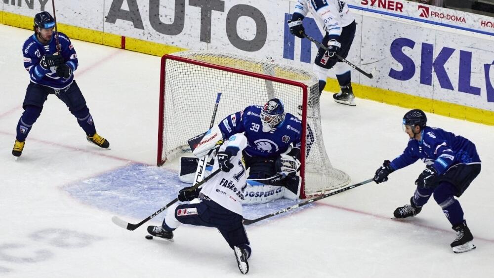 Bekhendové zakončení Martina Faška-Rudáše, foto: www.hcbilitygri.cz
