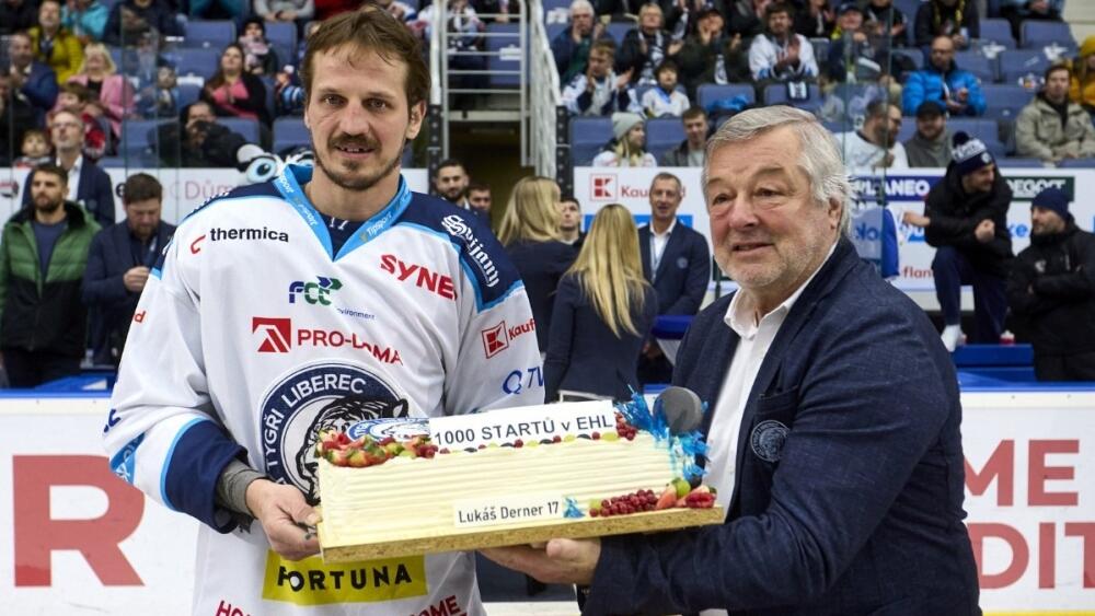 Ceremoniál pro Lukáše Dernera, foto: www.hcbilitygri.cz