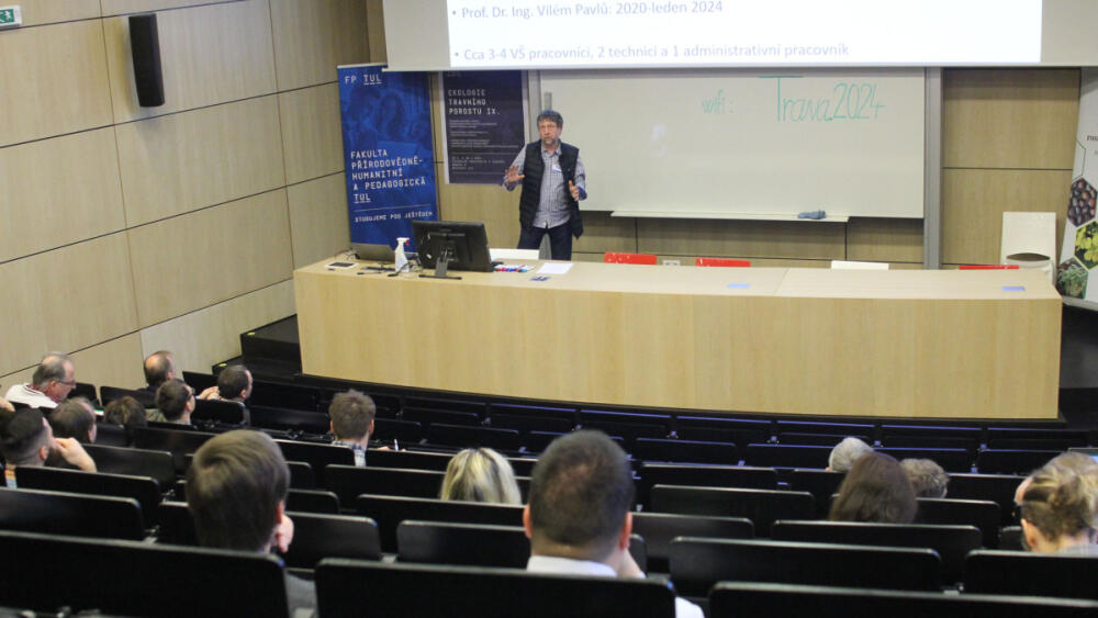Vilém Pavlů přednáší na česko-slovenské konferenci Ekologie travního porostu IX, jež se konala v lednu na TUL. Foto: Radek Pirkl 