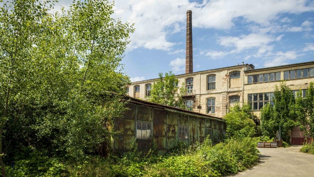 Zchátralý areál textilní továrny Bekon, foto: Artur Irma 