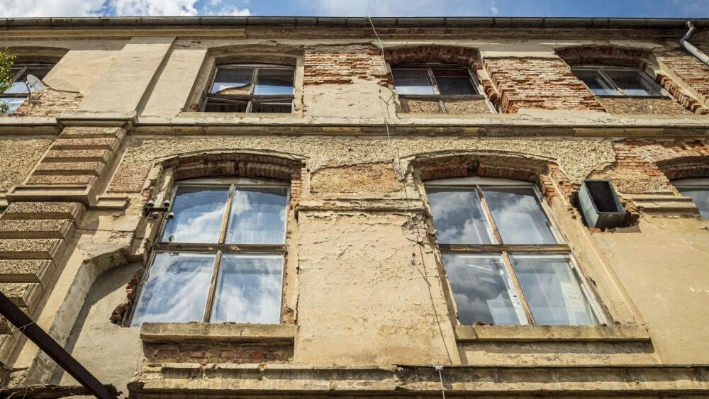 Zchátralý areál textilní továrny Bekon, foto: Artur Irma 