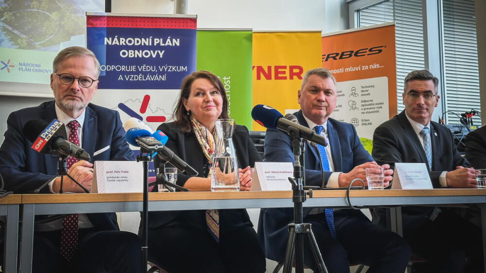 Slavnostní poklepání základního kamene kampusu Univerzity Karlovy v Hradci Králové