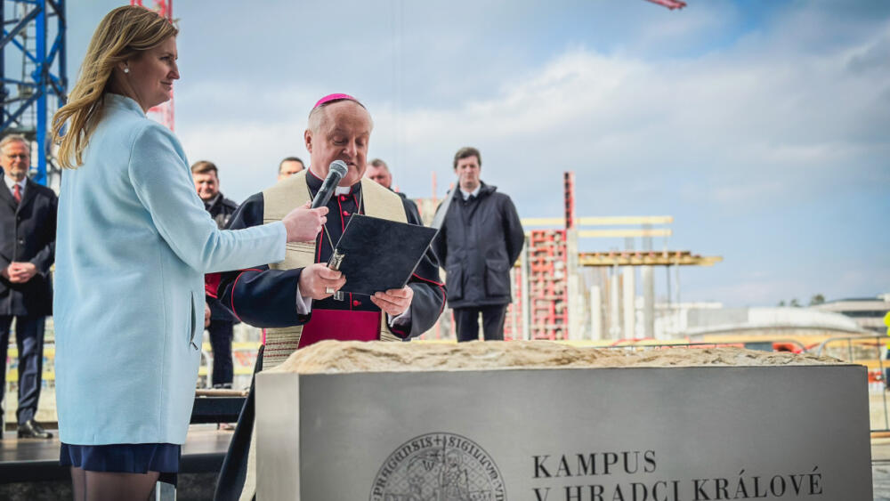 Slavnostní poklepání základního kamene kampusu Univerzity Karlovy v Hradci Králové