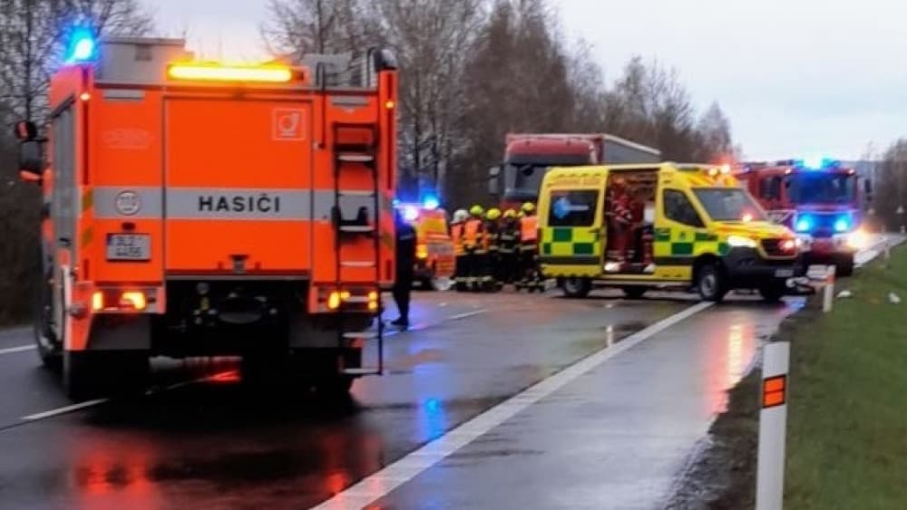 Po čelním střetu auta s kamionem u Hrádku 25. března byli vážně zranění dva lidé. Foto: X/HZS LK