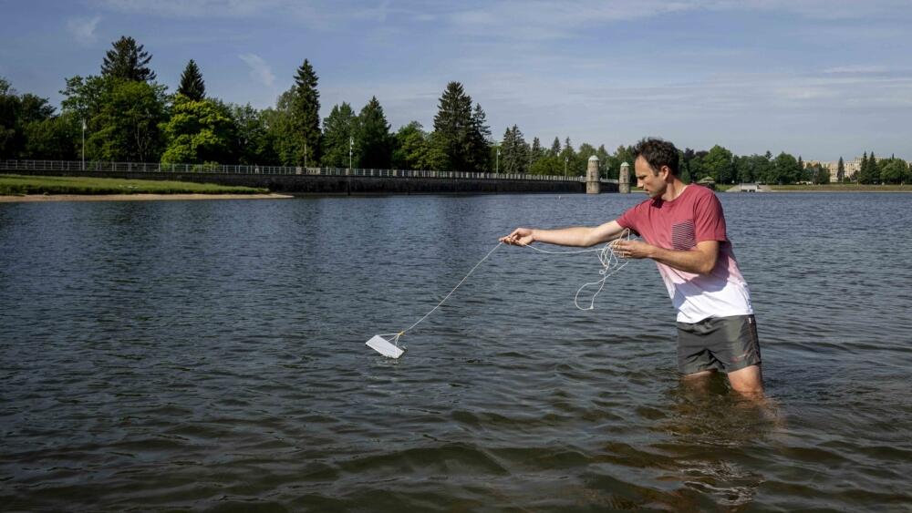  Na přehradě v Jablonci nad Nisou odebírali hygienici poprvé v sezoně vzorky vody, foto: Artur Irma