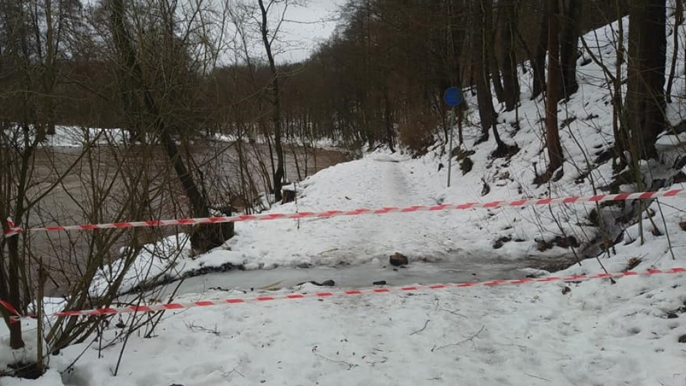 Na cyklostezce kolem Jizery mezi Líšným a Malou Skálou je nebezpečný led. Foto: FB Hasiči Líšný