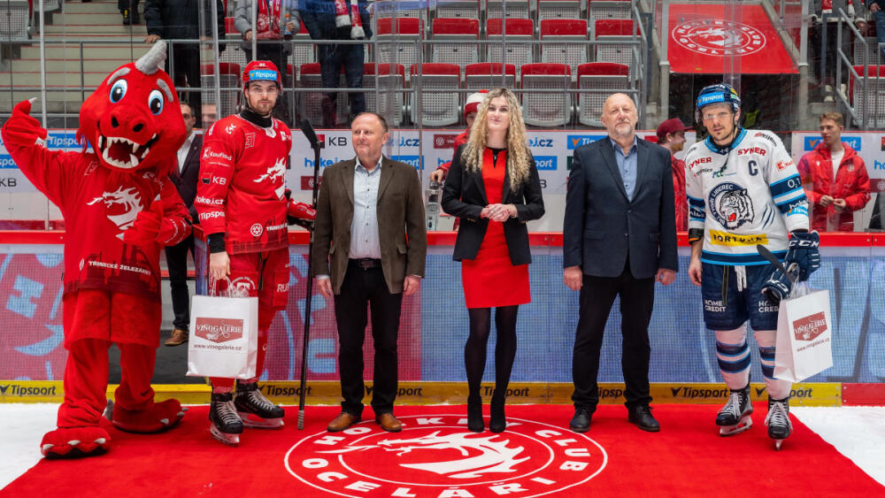 Radim Šimek (vpravo) zaslouženě vyhlášen hráčem utkání, foto: www.hcbilitygri.cz