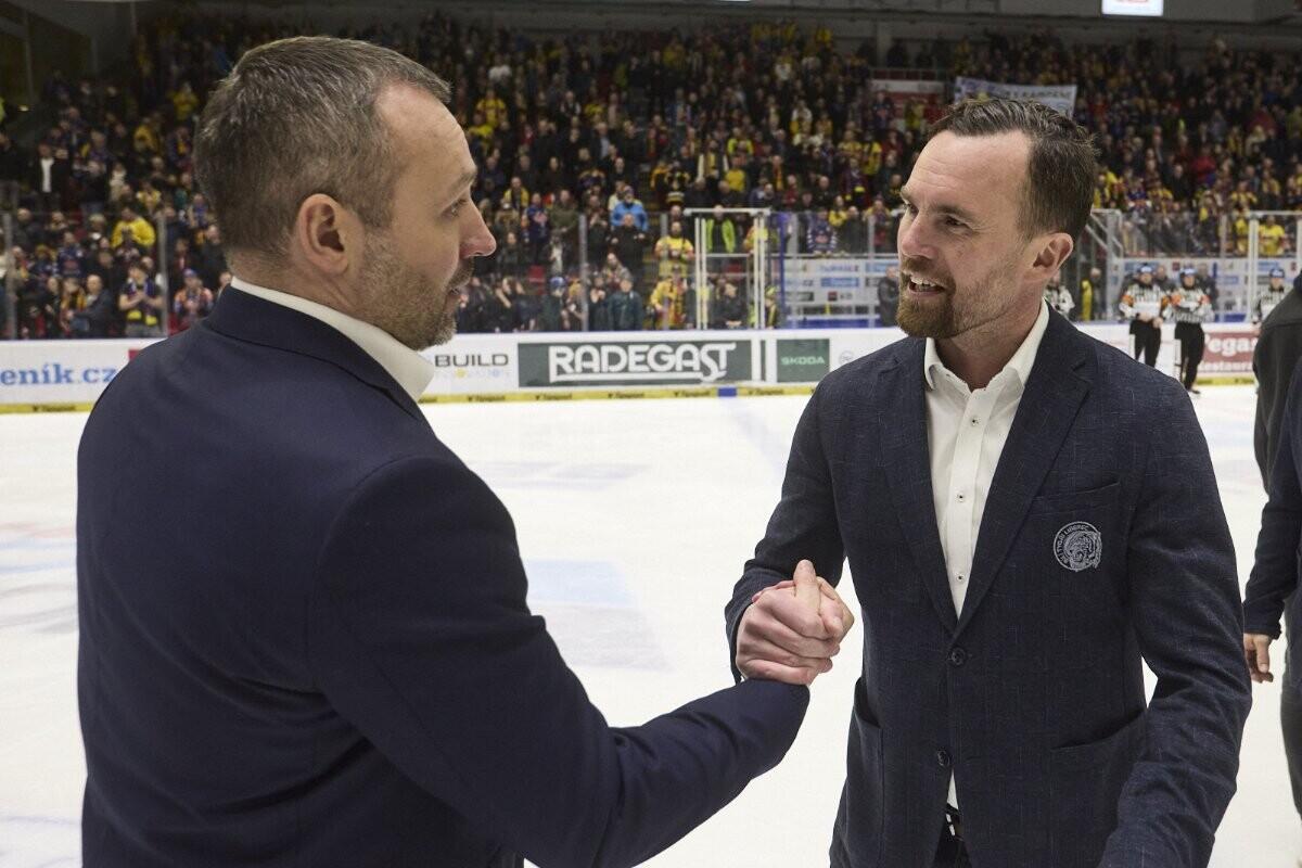 Filip Pešán (vpravo) při podání rukou s trenérem Českých Budějovic Ladislavem Čihákem, foto: www.hcbilitygri.cz