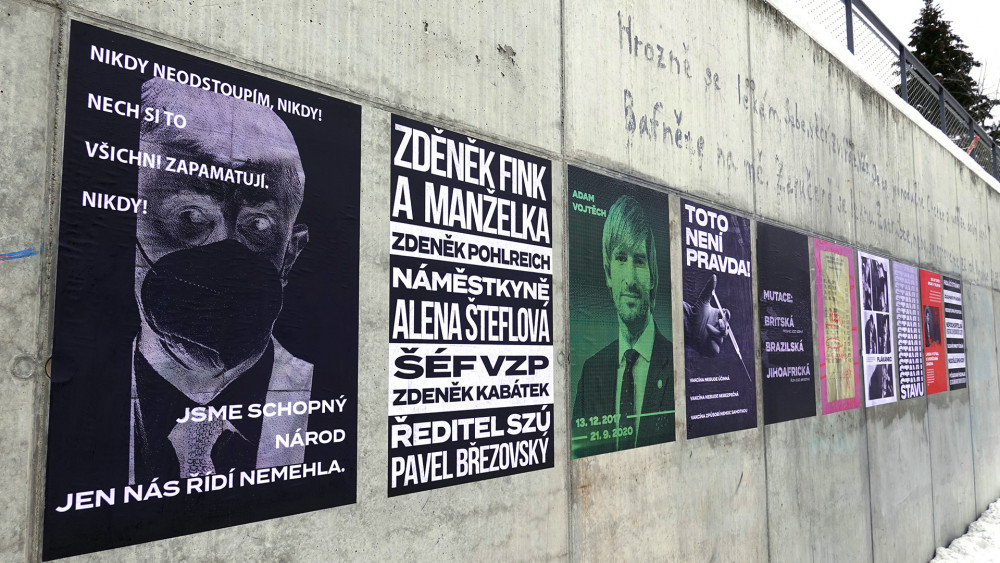 Strhávací plakáty Sáry Šindelářové.