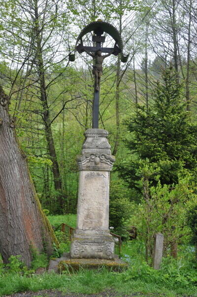 Litinový kříž z roku 1829 stojí u místní komunikaci vedoucí z Liberce do Českého Dubu