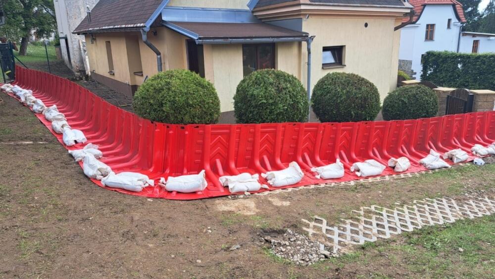 Zábrany proti vodě v Dalešicích zůstávají, foto: HZS LK